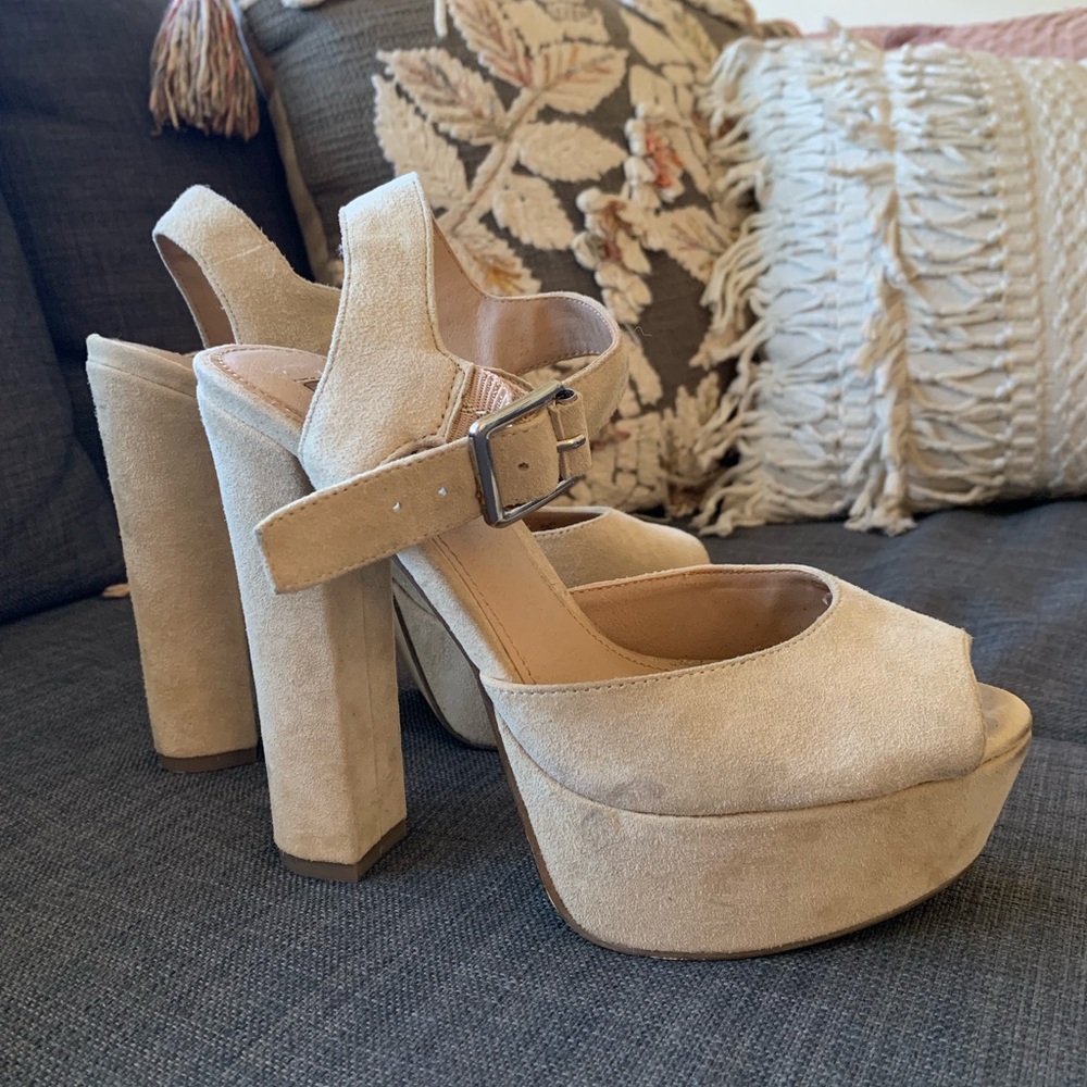 STEVE MADDEN Tan Suede Heels